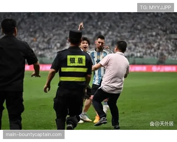 球迷冲入场内导致比赛中断五分钟,已被安保带离 球迷冲入场内导致比赛中断五分钟,已被安保带离